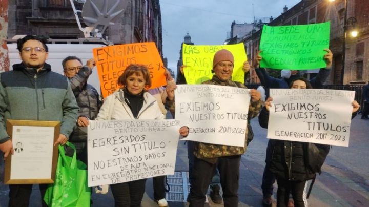 SEP evade reclamo de egresados de Universidad del Bienestar que exigen su cédulas profesionales