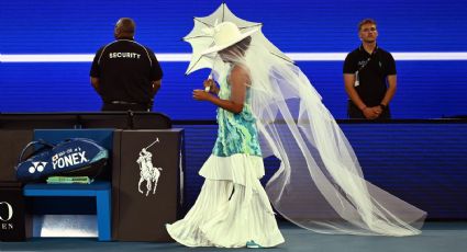 ¡Épica entrada! Naomi Osaka convierte el Abierto de Australia en una pasarela al llegar con sofisticado atuendo; avanzó a segunda ronda