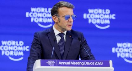Con los lentes a la "Top Gun" que usó para defender a Groenlandia, Emmanuel Macron conquista internet