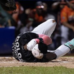 ¡Duro y a la cabeza! Beisbolista recibe un impresionante pelotazo y sigue jugando en insólita acción durante la Final de la Liga Dominicana