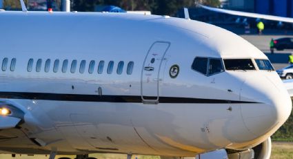 Avión del Departamento de Justicia de EU arriba al AICM; reportan sobrevuelo militar en la Península de Yucatán