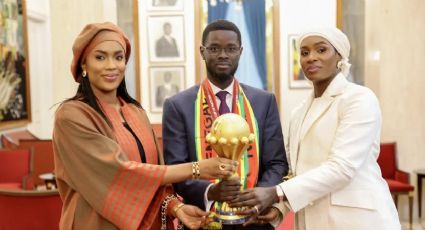 El presidente de Senegal desata polémica al celebrar con sus dos esposas el título de la Copa Africana de Naciones