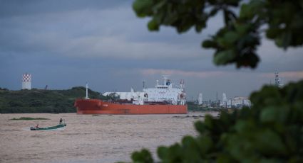 México analiza detener el envío de crudo a Cuba ante temor a represalias de EU