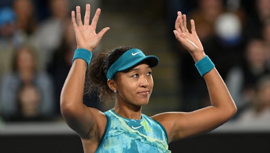 Naomi Osaka se retira por lesión del Abierto de Australia, donde destacó por su glamorosa entrada y una discusión con una rival por sus gritos