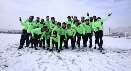 ¡Se divierten en el frío! Los jugadores de los Bravos aprovechan la nevada en Ciudad Juárez para jugar ‘guerritas’, hacer ‘angelitos’ y muñecos