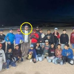 El pitcher mexicano Julio Urías es captado jugando beisbol con unos niños tras años en el anonimato por violencia doméstica que le costó salir de los Dodgers