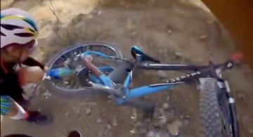 Inocencia ejemplar: niño ciclista se detiene durante una carrera en Querétaro para ayudar a otro competidor al que se le zafó la cadena