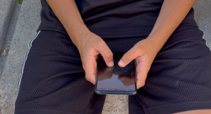 "Los sueños no serán dictados por algoritmos": Macron celebra avance de ley que prohíbe redes sociales a menores de 15 años