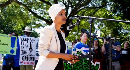 La congresista demócrata Ilhan Omar es rociada con un líquido durante un mitin en Minneapolis