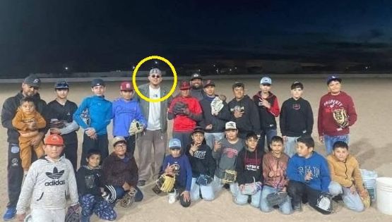 El pitcher mexicano Julio Urías es captado jugando beisbol con unos niños tras años en el anonimato por violencia doméstica que le costó salir de los Dodgers