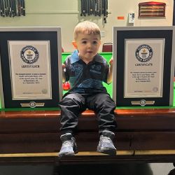 ¡Maestro! Un niño de dos años hace historia al imponer dos Récords Mundiales Guinness como el más joven en hacer trucos de billar