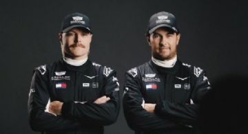 Checo Pérez y Valtteri Bottas modelan los elegantes trajes negros que utilizarán en el debut de Cadillac en la Fórmula 1