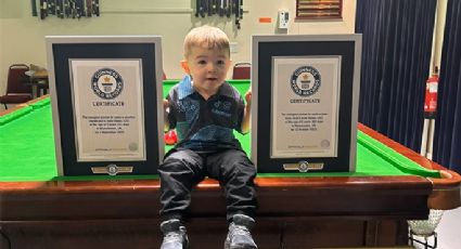 ¡Maestro! Un niño de dos años hace historia al imponer dos Récords Mundiales Guinness como el más joven en hacer trucos de billar