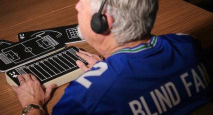 Aficionados ciegos vivirán el Super Bowl LX con un dispositivo táctil que sigue el balón, vibra en jugadas clave y tiene audio en tiempo real