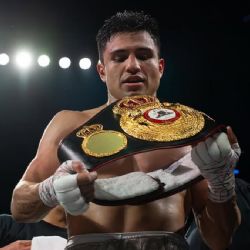 El mexicano Armando ‘Toro’ Reséndiz es elevado a campeón absoluto de la AMB; obtiene uno de los cinturones que Crawford le quitó al ‘Canelo’