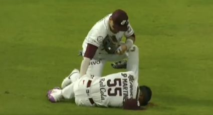 Jardinero de Tomateros choca aparatosamente con su compañero al buscar un out y se lesiona la rodilla en la Liga Mexicana del Pacífico