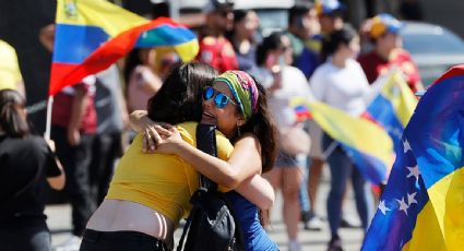 Venezolanos alrededor del mundo celebran caída de Maduro; en Caracas chavistas exigen su regreso