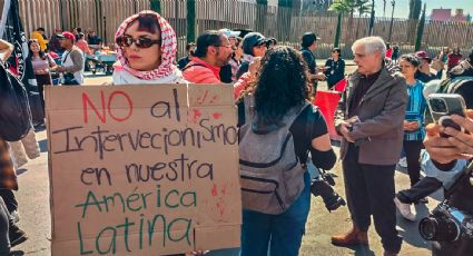 Protestan afuera de la embajada de EU en México por la captura de Maduro