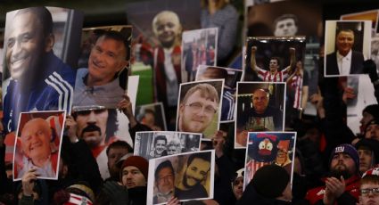 Hermosa tradición: aficionados del Sunderland recuerdan a sus familiares fallecidos con fotografías y un minuto de aplausos en su primer partido del año