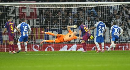 El portero Joan García brilla en el triunfo del Barcelona ante el Espanyol, su exequipo; aficionados periquitos le dedican pancartas con ratas