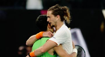 Carlos Alcaraz va a su primera Final del Abierto de Australia tras vencer a los calambres y a Zverev, quien reclamó el tiempo que tomó para recuperarse
