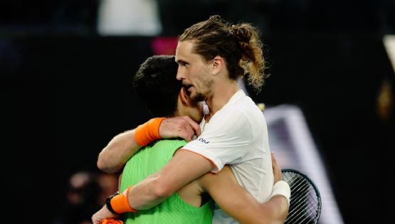 Carlos Alcaraz va a su primera Final del Abierto de Australia tras vencer a los calambres y a Zverev, quien reclamó el tiempo que tomó para recuperarse