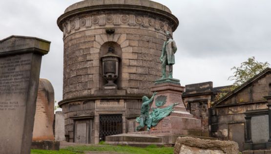 Vandalizan con símbolos “satánicos” el mausoleo del filósofo David Hume en Edimburgo