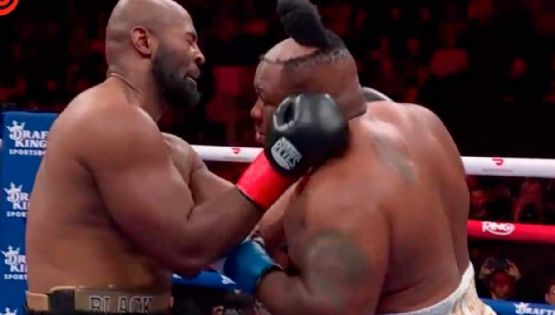 Está 'pelón': Boxeador sufre chusca caída de su peluquín en plena pelea tras un golpe de su rival