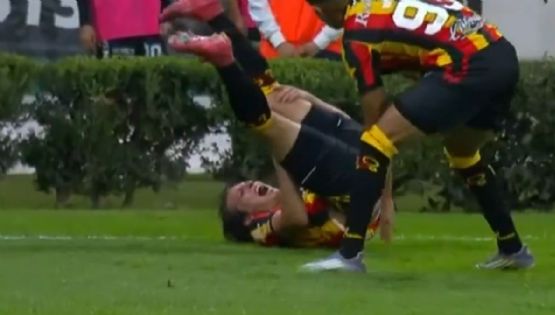 ¡Desgarrador momento! Carlos Fierro, campeón Mundial Sub-17, rompe en llanto tras sufrir una terrible lesión en la rodilla con los Leones Negros