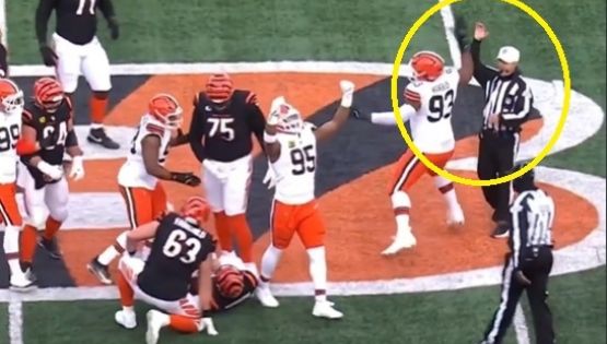 ¡Chócalas, compadre! Defensivo de Browns festeja récord de su compañero con un árbitro
