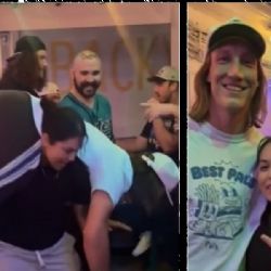 ¡Cargó casi 100 kilos! Trevor Lawrence, quarterback de Jaguars, se vuelve viral al permitir que una aficionada lo levantara e hiciera sentadillas con él