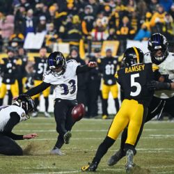 Pateador de Ravens es atacado por aficionados de su equipo tras fallar gol de campo que los dejó sin playoffs: "Espero que te divorcies"