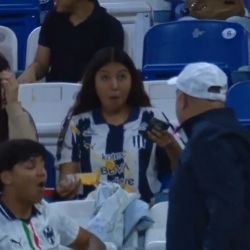 ¡Valió queso! Aficionada de Rayadas recibe desafortunado pelotazo que le tira sus nachos; el equipo se los repone y le regala un peluche