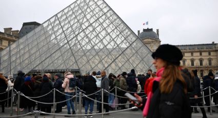 Con tres horas de retraso, el Museo del Louvre reabre sus puertas en medio de una huelga laboral