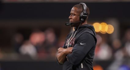 Dueño de Falcons y su hijo dan un abrazo al entrenador del equipo; más tarde lo despiden