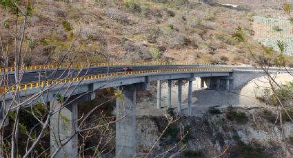 Hallan los restos de un hombre a la orilla de la carretera en Oaxaca