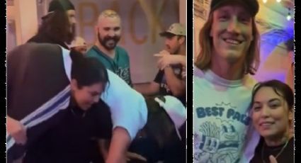 ¡Cargó casi 100 kilos! Trevor Lawrence, quarterback de Jaguars, se vuelve viral al permitir que una aficionada lo levantara e hiciera sentadillas con él