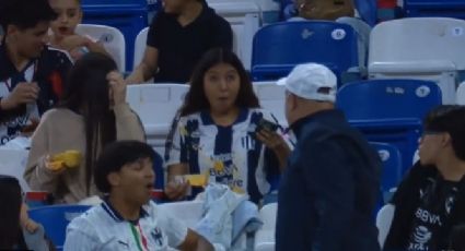 ¡Valió queso! Aficionada de Rayadas recibe desafortunado pelotazo que le tira sus nachos; el equipo se los repone y le regala un peluche