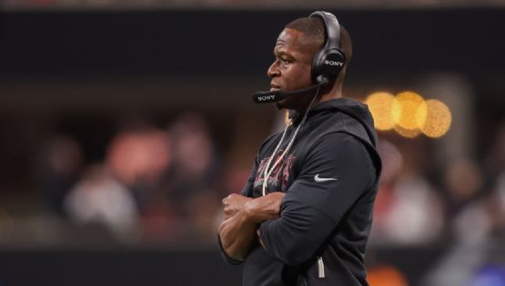 Dueño de Falcons y su hijo dan un abrazo al entrenador del equipo; más tarde lo despiden