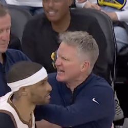 Steve Kerr, entrenador de Warriors, se lanza contra los árbitros y su expulsión es narrada de manera épica por el rapero Snoop Dogg