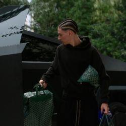 ¡Como estrella mundial! Marcelo Flores, futbolista suplente de Tigres, desata controversia en redes por su Cybertruck de dos millones de pesos