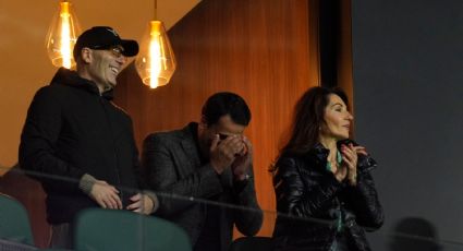 Zinedine Zidane, leyenda del futbol mundial, realiza efusivo festejo tras el pase de Argelia y su hijo en la Copa Africana de Naciones