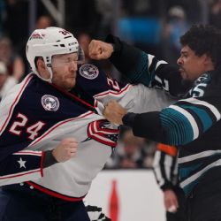 ¡Encienden el hielo a golpes! Jugadores de hockey protagonizan la primera gran pelea del año en la NHL