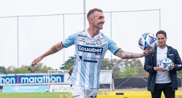 'Pata chueca': Futbolista da un pelotazo a un periodista en Ecuador en su intento por mandar el balón a la tribunas en su presentación