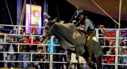 ¡Escalofriante! Jinete resulta herido de gravedad al quedar atorado en el toro en un megajaripeo celebrado en Puebla
