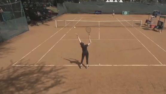 Tenista egipcia tiene lamentable debut profesional: su rival le tuvo que explicar las reglas, cometió 20 dobles faltas y fue eliminada tras 37 minutos