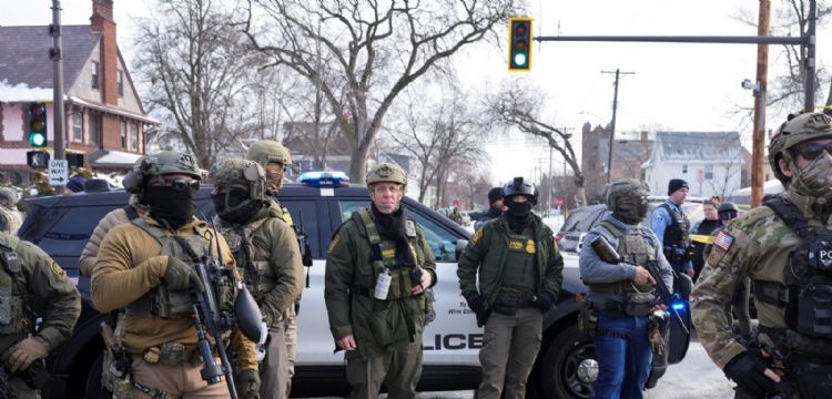 Muere mujer por disparos de ICE durante redadas en Minnesota que acumulan mil migrantes detenidos