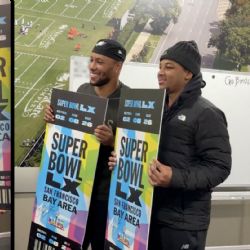 Saquon Barkley, estrella de Eagles, regala boletos para el Super Bowl a mariscal de campo colegial que volvió a jugar tras recibir un balazo en la columna vertebral