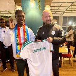 El superaficionado del Congo es homenajeado por la selección de Argelia, que lo reconoce por su icónica pose en la Copa Africana