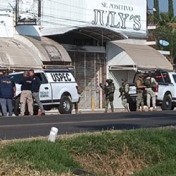 Presuntos integrantes del Cártel Santa Rosa de Lima abandonan cuatro cuerpos y atacan plaza textil en Michoacán